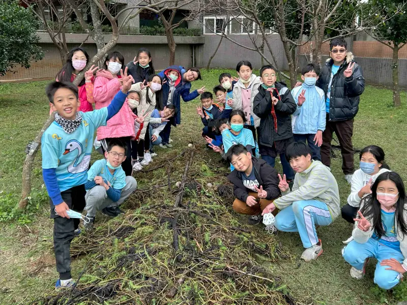 ▲桃園長庚國小師生不僅認識埤塘文化，還改善校園生態。（圖／信義房屋提供）