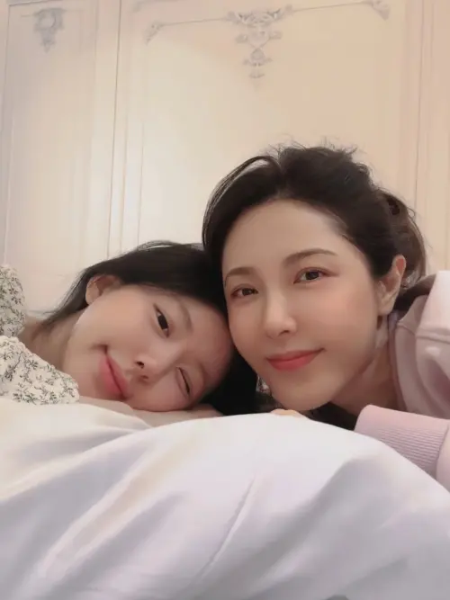 ▲▼趙露思(上圖前、下圖左)、曾黎(上圖後、下圖右)劇中演母女,戲外也情同母女。(圖/曾黎微博) ▲▼趙露思(上圖前、下圖左)、曾黎(上圖後、下圖右)劇中演母女,戲外也情同母女。(圖/曾黎微博)