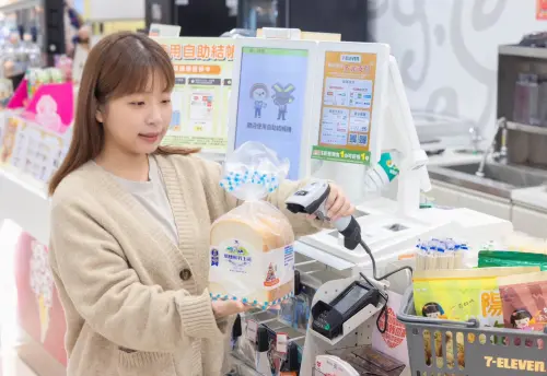 全台門市逐步導入一機兩用自助結帳功能,轉過來秒變自助結帳機台。(圖/7-11提供) ▲全台門市逐步導入一機兩用自助結帳功能,轉過來秒變自助結帳機台。(圖/7-11提供)