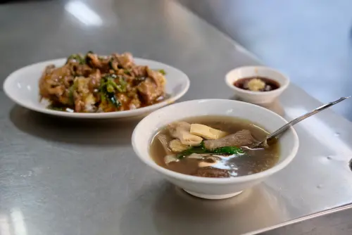 50元牛雜湯竟在高雄市區！料多爆滿湯超鮮　配燴飯吃超飽共110元
