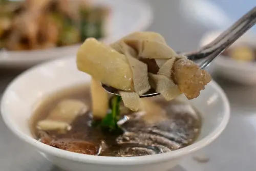 ▲牛雜湯雖然只有50元，裡頭好料相當豐富。（圖／記者葉盛耀攝）