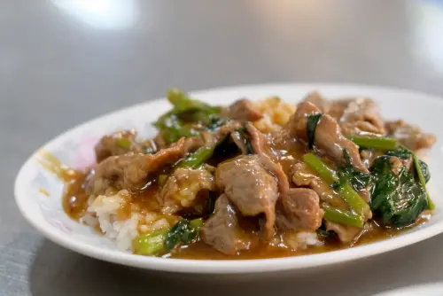 ▲牛肉燴飯上頭有多片牛肉，加上空心菜去快炒而出。（圖／記者葉盛耀攝）