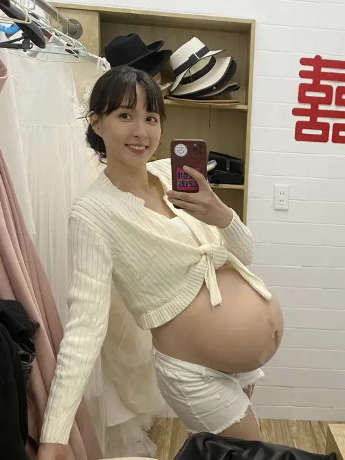 ▲魏蔓頂著巨大橡膠孕肚，模樣超級逼真。（圖／魏蔓IG）