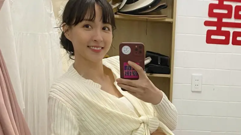 ▲魏蔓曬出新劇《血．拾人生》的花絮照，畫面中她頂著巨大橡膠孕肚，令粉絲們驚呼超逼真。（圖／魏蔓IG）