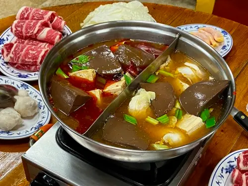 ▲女星陳喬恩吃麻辣鍋卻因不滿意而貼文抱怨，主因是業者有「不接受預約」、「需達到用餐總人數半數以上才能入座」等規定，她後來也公開該麻辣鍋店原來就是藍記。（圖／翻攝Google 評論）