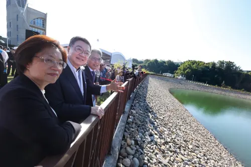 ▲卓榮泰與彰化縣長王惠美等人參觀鳥嘴潭。（圖／行政院提供，2025.01.04）