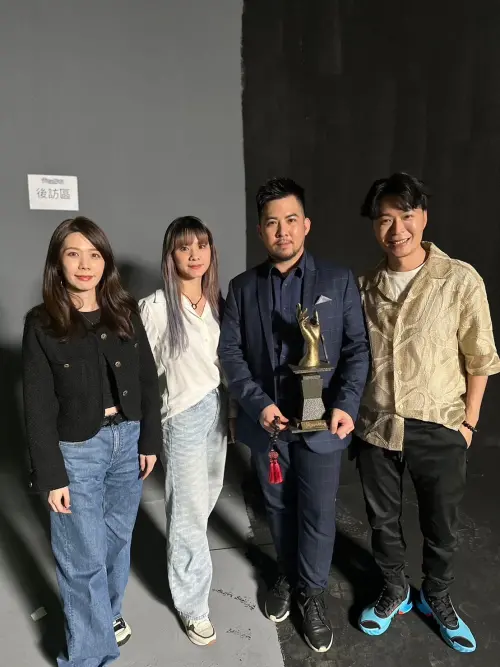 ▲阿谷老師(右2)開心拿著冠軍獎杯,和徒弟們合照,左起蘇成、Miko、Nemo。(圖/阿谷老師提供) ▲阿谷老師(右2)開心拿著冠軍獎杯,和徒弟們合照,左起蘇成、Miko、Nemo。(圖/阿谷老師提供)