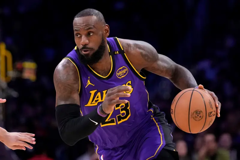 ▲湖人今天在主場迎戰老鷹，「詹皇」LeBron James迎來40歲後第一次「背靠背」出賽，昨天轟下全場最高38分，今天再攻下30分，生涯第563場得分至少30分，正式超越Michael Jordan獨居歷史第一。（圖／美聯社／達志影像）