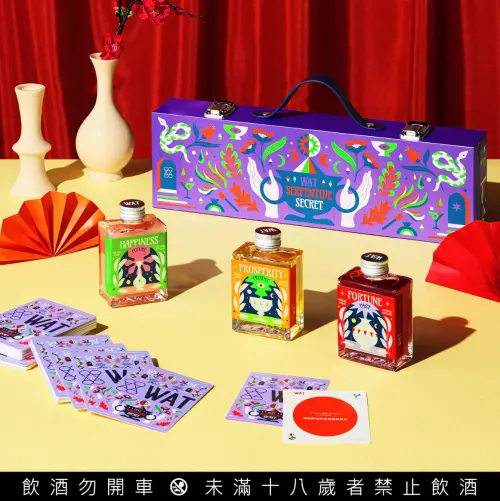 ▲WAT「金蛇迎春」禮盒設計以塔羅圖像風格為造型，塔羅牌的神秘感為靈感，代表著神秘與喜慶的結合。（圖／WAT提供）