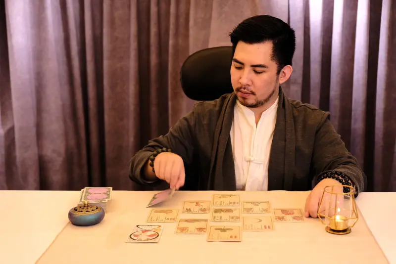 ▲「神佛解讀專家」阿谷老師解釋犯太歲的意思，今年犯太歲的有屬蛇、豬、虎、猴的人，點光明燈有3大用處，包括祈福消災、提升運勢等。（圖／秦芸殿提供）