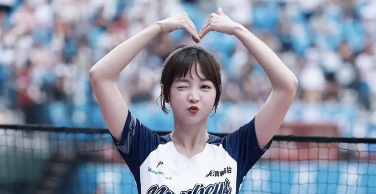 ▲啦啦隊女神籃籃先前才公開自己3點擇偶條件，「比她大3歲、雙魚座、B型」，如今在《綜藝大集合》錄影現場拜月老，並大力推薦新北萬里情月老廟很靈驗，讓胡瓜現場當起媒人要牽姻緣。（圖／IG lan0716）