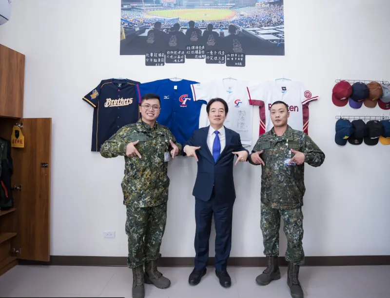 ▲賴清德與國軍弟兄一起在棒球衣前合影，並比出「Taiwan」手勢。（圖／總統府提供）