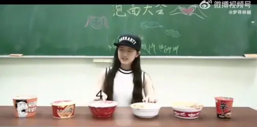 趙露思在台灣念大學!餐廳打工舊照曝光 清純外型受封「餛飩西施」(圖/翻攝自微博) ▲趙露思在台灣念大學!餐廳打工舊照曝光 清純外型受封「餛飩西施」(圖/翻攝自微博)