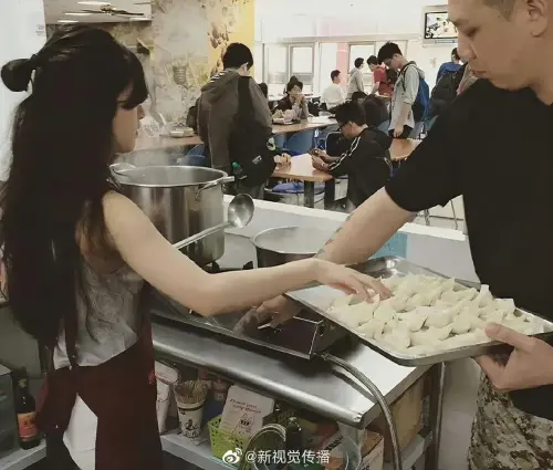 趙露思在台灣念大學!餐廳打工舊照曝光 清純外型受封「餛飩西施」(圖/翻攝自微博) ▲趙露思在台灣念大學!餐廳打工舊照曝光 清純外型受封「餛飩西施」(圖/翻攝自微博)