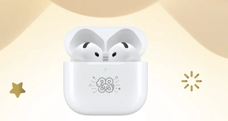 ▲蘋果推出AirPods 4蛇年限定款，除了充電盒上有代表性的鐫刻之外，現在購買還加送應景的蘋果紅包袋。（圖／翻攝官網）