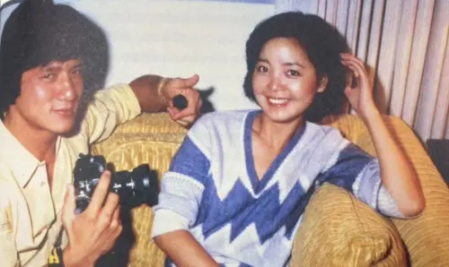 ▲成龍（左）曾與鄧麗君（右）等女星傳緋聞。（圖／翻攝自成龍自傳）