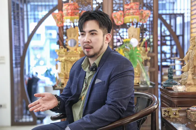 ▲神佛解讀專家阿谷老師在節目《靈能的挑戰》中拿下冠軍，他也分享自己接「天命」以來的故事，和母親的過世有關。（圖／秦芸殿提供）