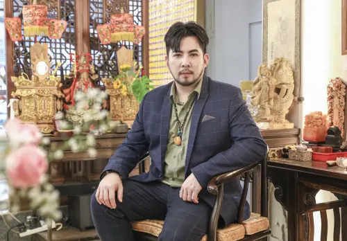 ▲阿谷老師透過媽媽的遺照和她聊天。(圖/秦芸殿提供) ▲阿谷老師透過媽媽的遺照和她聊天。(圖/秦芸殿提供)