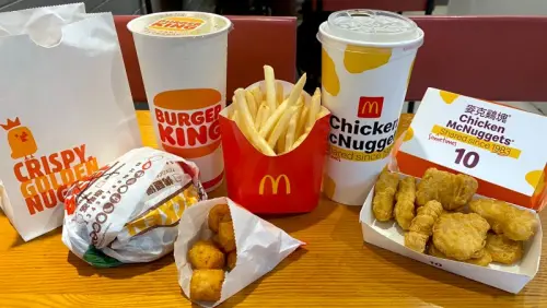 ▲2025年一月7大速食優惠一次整理！麥當勞、漢堡王、三商炸雞都「買一送一」，必勝客還有「大披薩199元」、達美樂天天半價、肯德基加1元多一顆蛋撻，頂呱呱花雕雞桶好康盤點。（圖／記者蕭涵云攝）