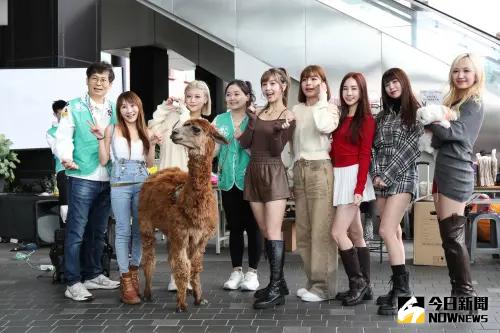 王宥忻、浪LIVE電豹女小楓、草莓、語萱、Nia、諺諺、喬喬出席台灣流浪動物救援協會 貓狗認養斷捨離義賣活動。(圖/記者朱永強攝) ▲王宥忻、浪LIVE電豹女小楓、草莓、語萱、Nia、諺諺、喬喬出席台灣流浪動物救援協會 貓狗認養斷捨離義賣活動。(圖/記者朱永強攝)