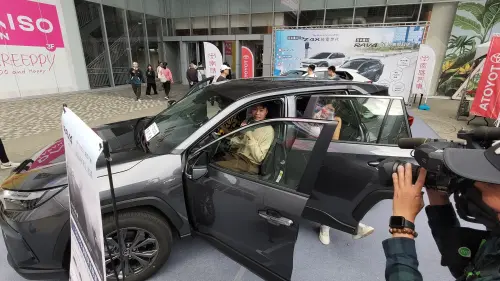 ▲活動直播現場由藝人試乘2024臺南購物節大獎之一－最新款TOYOTA RAV4，市價超過百萬。(圖／南市府提供)