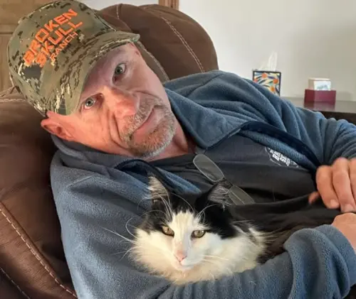 WWE傳奇摔角手Stone Cold Steve Austin,如今已轉成愛護寵物的「貓男」。(圖/美聯社/達志影像) ▲WWE傳奇摔角手Stone Cold Steve Austin,如今已轉成愛護寵物的「貓男」。(圖/美聯社/達志影像)