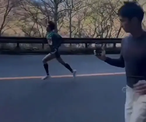 中國百萬網紅又秀下限！闖「箱根驛傳」賽道狂追選手　被罵急道歉
