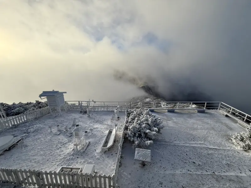 ▲大陸冷氣團南下，台灣最高峰玉山今天凌晨下雪，積雪約0.5公分，將整個氣象站染白。（圖／中央氣象署提供）