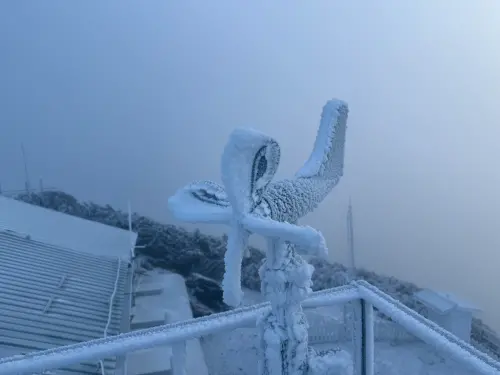 ▲玉山氣象站的氣象觀測器材，被層層百雪覆蓋。（圖／中央氣象署提供）