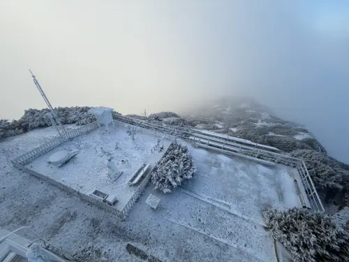 ▲在下雪過後，玉山變成一片銀白世界，配合陽光緩緩升起，宛如電影畫面。（圖／中央氣象署提供）