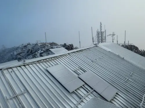 ▲玉山氣象站屋頂也都被白雪覆蓋，週四過後還有機會再迎接一波下雪。（圖／中央氣象署提供）