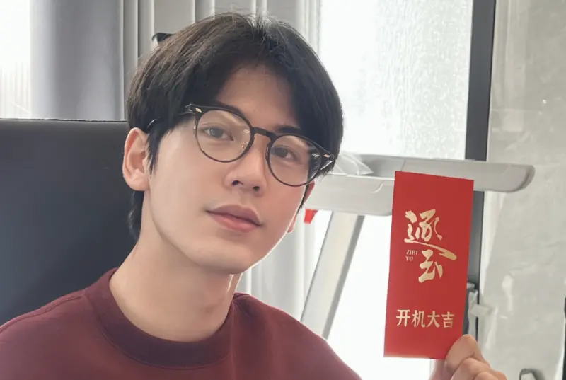 ▲張凌赫（見圖）與田曦薇新劇《逐玉》最快於今年可以上線，2人吻戲畫面更是在網路上流傳，該劇還由《九重紫》導演曾慶杰執導，讓粉絲超級期待開播那天的到來。（圖／取自張凌赫微博）