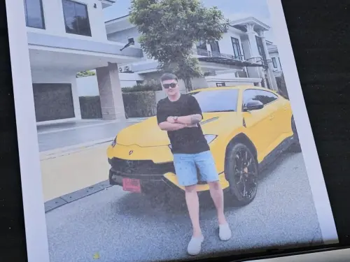 嫌犯與豪宅和名車合照。(圖/翻攝自臉書) ▲嫌犯與豪宅和名車合照。(圖/翻攝自臉書)