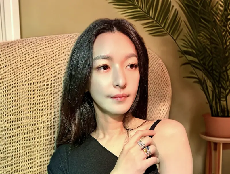 ▲「J女郎」李思潔接到一位自稱被賣到柬埔寨的粉絲求救，她在與對方來回訊息中發現很多可疑之處，揭開詐騙新套路。（圖／翻攝自李思潔IG)