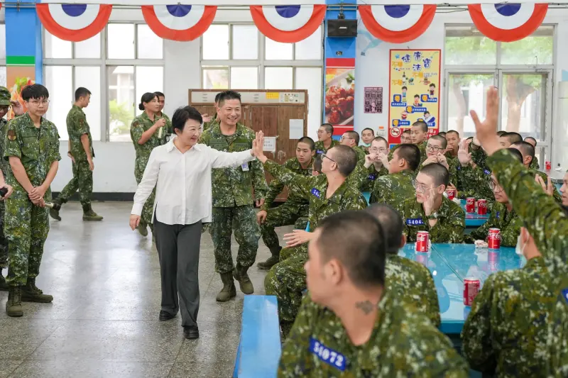 ▲台中市長盧秀燕前往營區探視役男，互動中獲得役男們熱烈的迴響(圖／民政局提供2025.1.6)