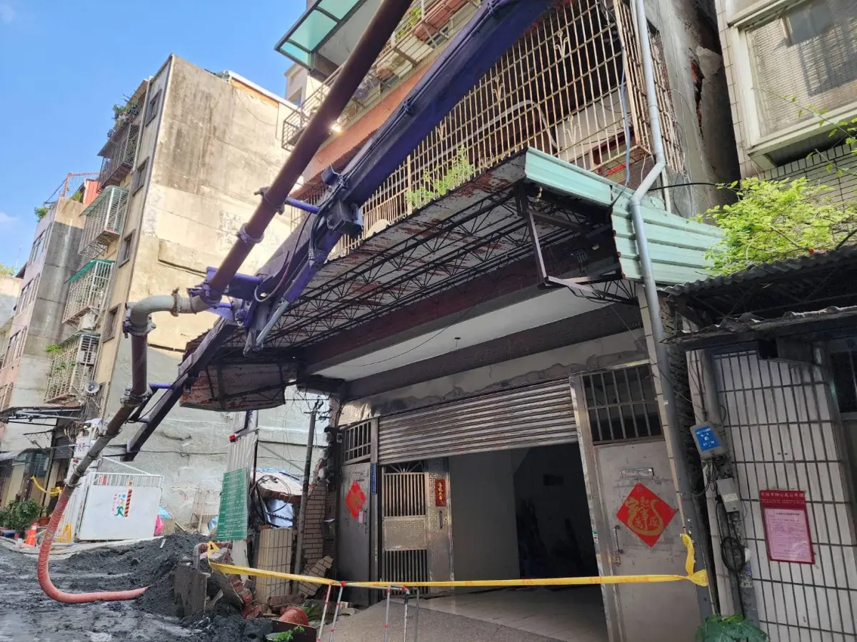 ▲三重建案工地旁民宅傾斜！區公所擴大撤離14戶居民。（圖／翻攝自工程圖輯隊-新北工務局）