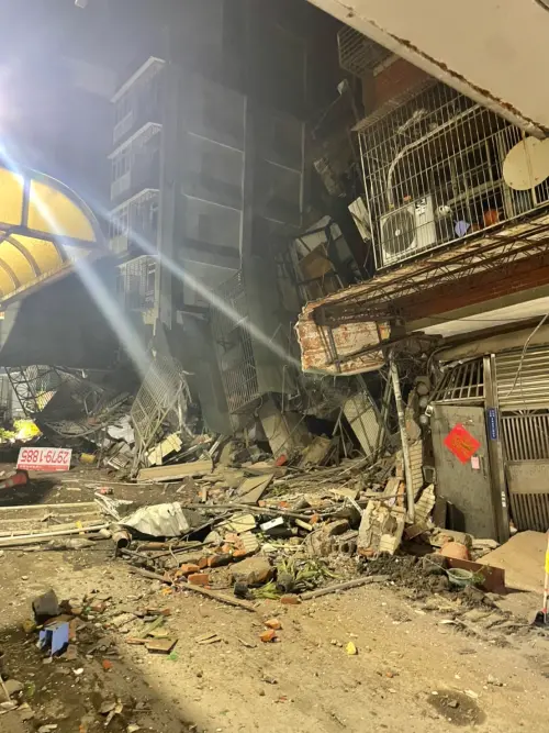 快訊/三重建案開挖釀鄰宅整棟倒塌!才剛要預防拆除 驚悚畫面曝