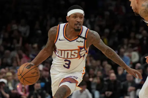 鳳凰城太陽計劃將3屆全明星Bradley Beal和主力中鋒Jusuf Nurkic放到替補席。Beal這個賽季一直有交易傳聞,但他手握交易否決權,必須要他本人同意,太陽才能出手交易。 ▲鳳凰城太陽計劃將3屆全明星Bradley Beal和主力中鋒Jusuf Nurkic放到替補席。Beal這個賽季一直有交易傳聞,但他手握交易否決權,必須要他本人同意,太陽才能出手交易。(圖/美聯社/達志影像)