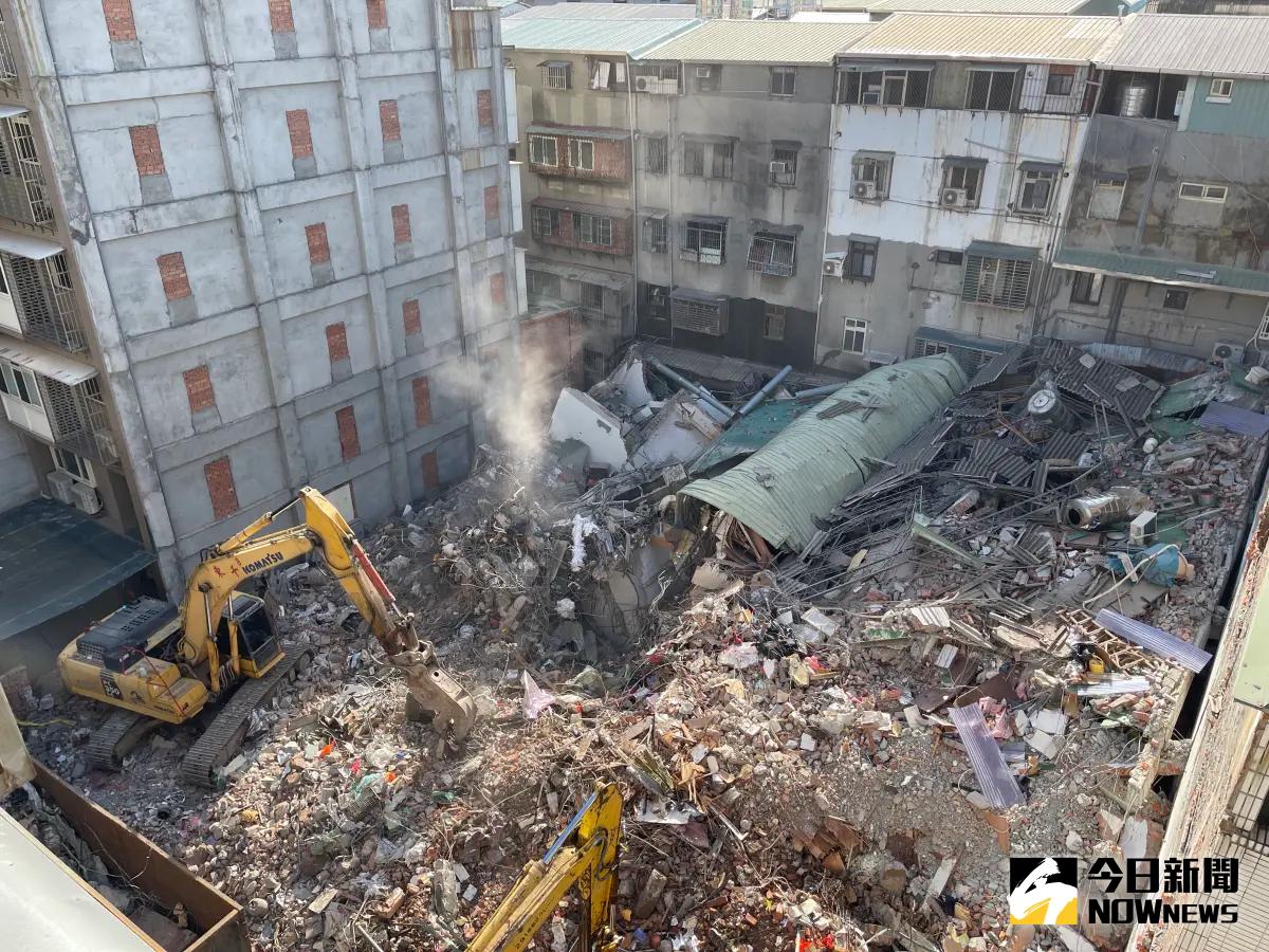 ▲新北三重六張街預售建案「莘聖沐光居」施工釀鄰損，比鄰的184號5層樓公寓6日晚間8時許倒塌，工務局為安全起見，連夜拆除另側傾斜的190號公寓。（圖／記者李政龍攝）