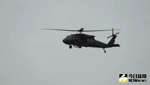 114年春節加強戰備,UH-60M黑鷹直升機搭載特戰分隊機降投入作戰。(圖/記者呂炯昌攝,2025.01.07) ▲114年春節加強戰備,UH-60M黑鷹直升機搭載特戰分隊機降投入作戰。(圖/記者呂炯昌攝,2025.01.07)
