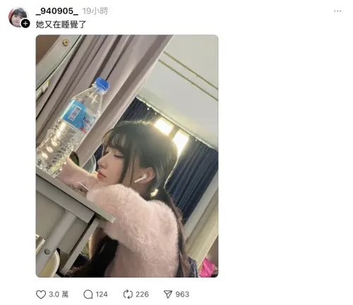 ▲一粒被出賣睡覺的照片，萌樣融化眾人。（圖／恬魚Threads）