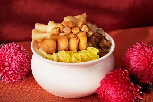 台北喜來登飯店的「請客樓」,今年同樣推出歷年年菜之王「雲腿濃湯佛跳牆」。(圖/台北喜來登提供) ▲台北喜來登飯店的「請客樓」,今年同樣推出歷年年菜之王「雲腿濃湯佛跳牆」。(圖/台北喜來登提供)