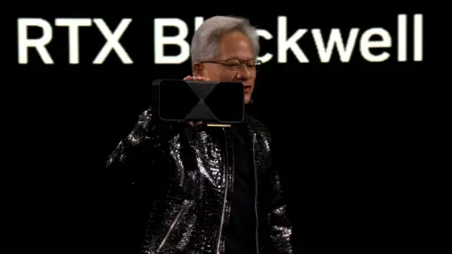 ▲NVIDIA執行長黃仁勳今(7)日在CES 展上親自發表GeForce RTX 50 系列顯示卡,結果架構與價格出爐之後,立刻在全球科技圈掀起轟動。(圖/翻攝輝達YT) ▲NVIDIA執行長黃仁勳今(7)日在CES 展上親自發表GeForce RTX 50 系列顯示卡,結果架構與價格出爐之後,立刻在全球科技圈掀起轟動。(圖/翻攝輝達YT)