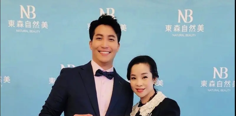 ▲吳翔震（左）出席活動送畫作，大方表示單身，引起現場女嘉賓瘋狂。（圖／經紀人提供）