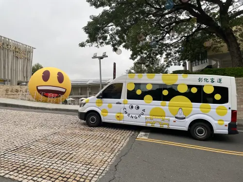 ▲彰化八卦山大佛風景區的月影燈季emoji樂園，連上山公車都換穿黃色泡泡裝。（圖／翻攝彰化縣長王惠美臉書，2025.01.07）