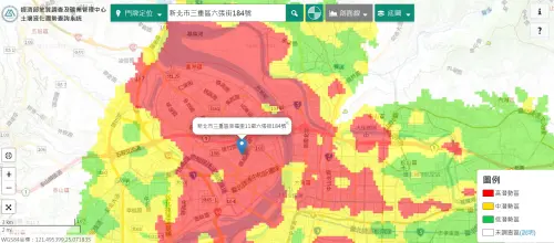 ▲「莘聖沐光居」建案6日因施工不慎釀鄰損，輸入倒塌鄰房地址查詢，周圍一整片都是紅色的「高潛勢區」。（圖／土壤液化潛勢查詢系統）