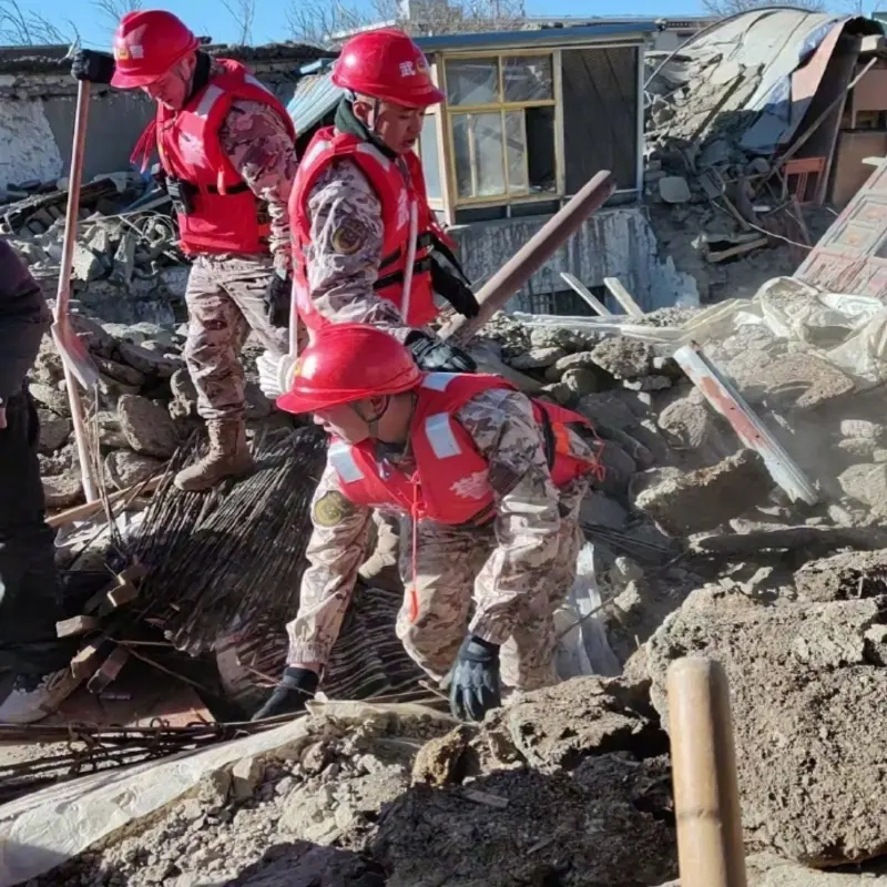 ▲中國派出軍警，馳援7日西藏大地震災區。（圖／翻攝自微博）