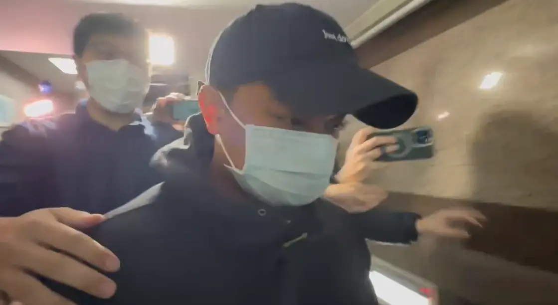 ▲藝人邱軍涉嫌撞死計程車司機還肇事逃逸，基隆地檢署1月7日傳喚。邱軍戴棒球帽、口罩低調應訊。（圖／翻攝畫面）