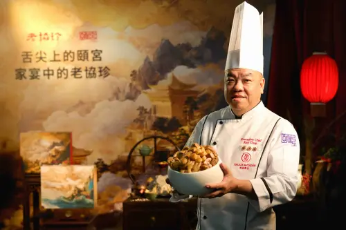 頤宮也由主廚陳偉強親自指導「老協珍」,合作推出「福州鮑魚佛跳牆」,為6-8人份,每份售價1萬888元。(圖/君品酒店提供) ▲頤宮也由主廚陳偉強親自指導「老協珍」,合作推出「福州鮑魚佛跳牆」,為6-8人份,每份售價1萬888元。(圖/君品酒店提供)