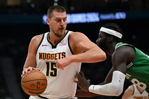 NBA美國職籃2024-25例行賽台灣時間1月8日賽程,共有7場比賽進行,焦點之戰為波士頓塞爾提克出戰丹佛金塊。(圖/美聯社/達志影像) ▲NBA丹佛金塊已逐漸復蘇,並逐漸找回奪冠的氣勢,尤其到季後賽會很可怕。。(圖/美聯社/達志影像)